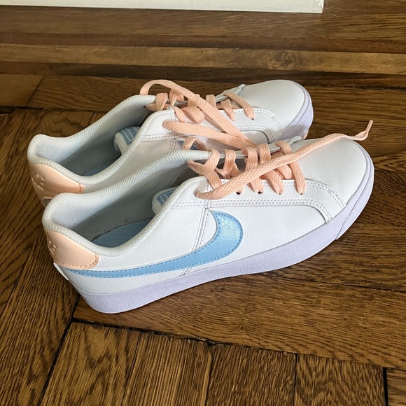 EUC Nike Leather Sneakers - Picture 2 of 9